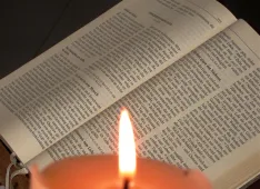 Bibel im Kerzenlicht (Foto: Werner Näf) Bibel im Kerzenlicht (Foto: Werner Näf)